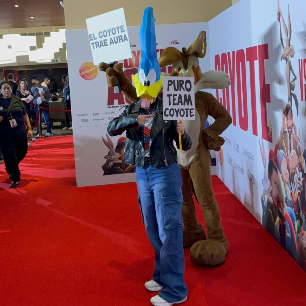 En la alfombra roja de Coyote vs ACME · 6