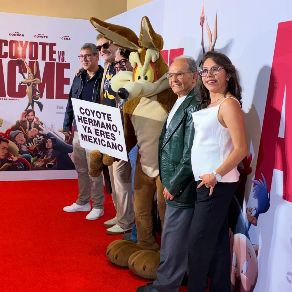 En la alfombra roja de Coyote vs ACME · 8